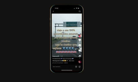 Bir TikTok videosunun ekran görüntüsünü gösteren bir cep telefonu.