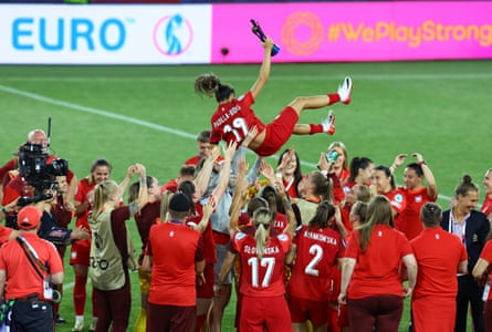 Poland throw one of their players in the air