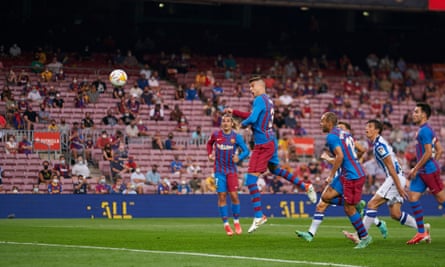 Gerard Piqué heads home a Memphis Depay free-kick to give Barcelona the lead against Real Sociedad