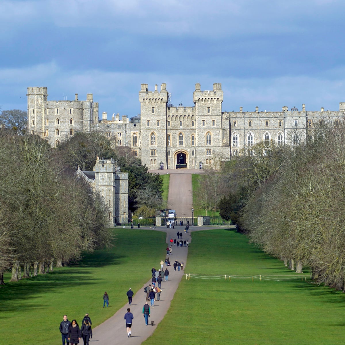 The Monarchy Building Logo