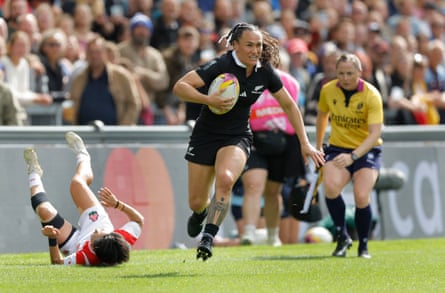 Portia Woodman-Wickliffe runs clear and scores the try that broke the try-scoring record for New Zealand against Japan.