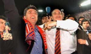 Raddy Antic (izquierda) y el presidente del club, Jesús Gill, celebran la victoria del título de liga del Atlético en 1996.