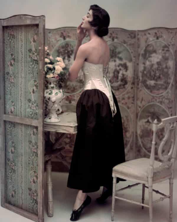 Carmen Dell'Orefice fűzőben a Vogue-ban, 1947