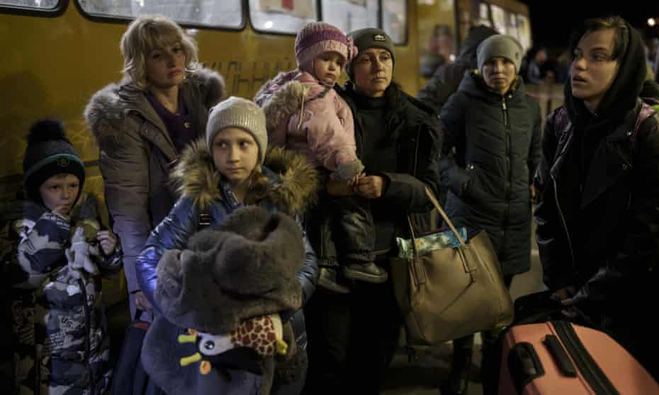 Les gens de Marioupol et des villes voisines arrivent à Zaporizhzhia.