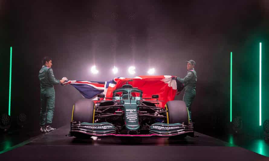 Lance Stroll et Sebastian Vettel retirent un Union Jack pour dévoiler la voiture d'Aston Martin pour la saison 2021.