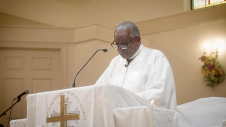 Pembacaan dari De Nyew Testament di gereja Queen Chapel AME di Hilton Head, Carolina Selatan