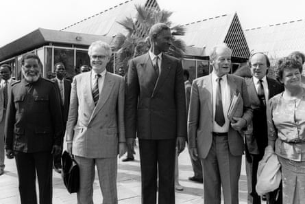 The former West German chancellor Willy Brandt (fourth from left) in Dakar, 1987.