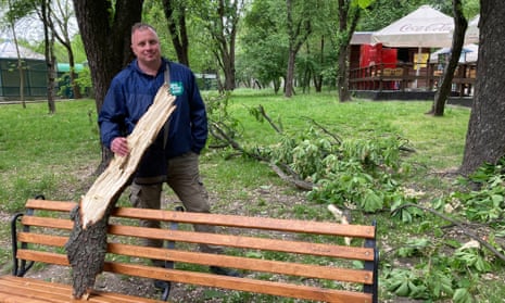 El director del zoológico de Kiev, Kirill Trantin, muestra el daño que se muestra en el follaje de los escombros de un ataque con misiles durante la noche