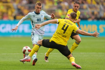 Gabriel Vidovic vies for the ball with Dortmund's Nico Schlotterbeck