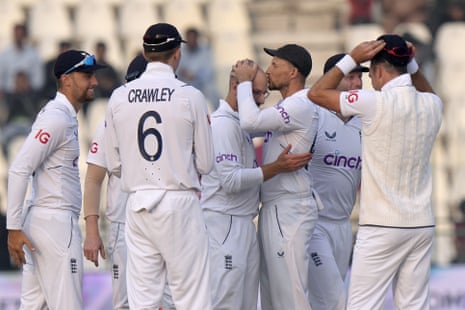 Jack Leach gets a kioss from Joe Root after removing Abdullah Shafique.