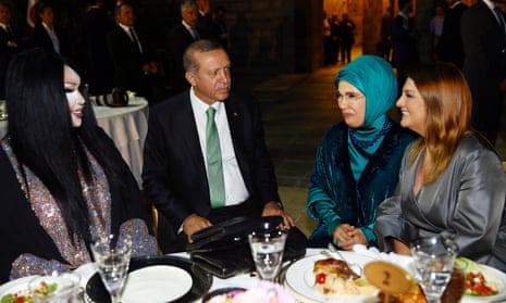 Turkish president Recep Tayyip Erdoğan and his wife Emine (second from right) have dinner with Bülent Ersoy (left) and singer Sibel Can
