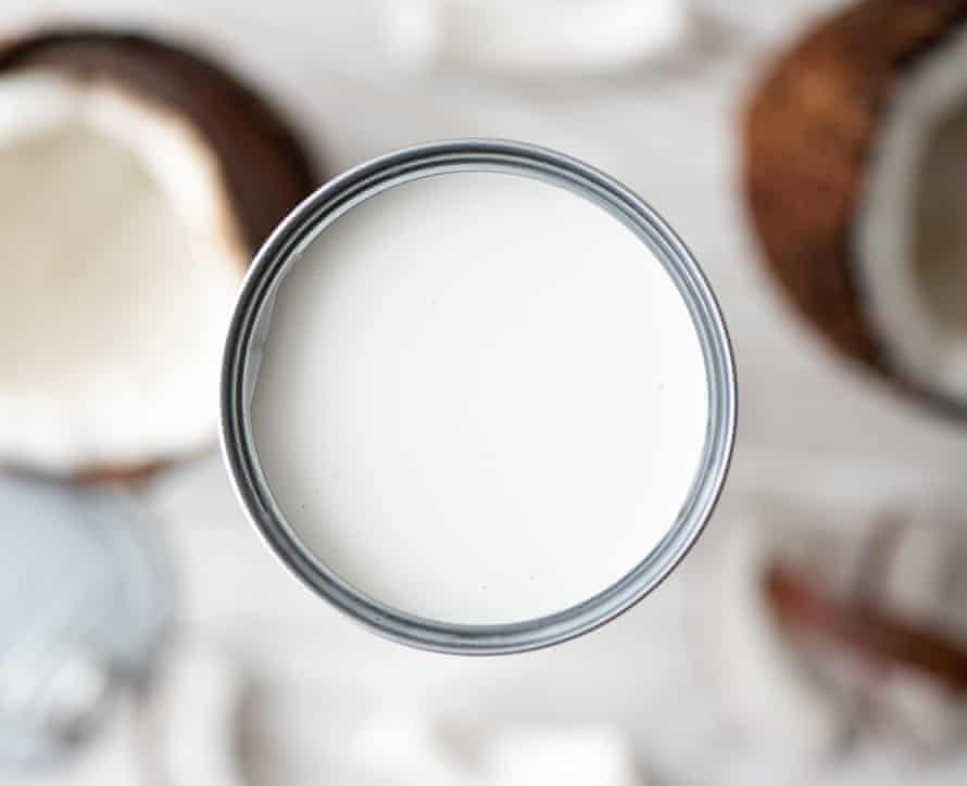Le various al latte perfette per ogni scopo: dai cocktail alla crema pasticcera | Cibo e bevande vegane 2 Latte di cocco in una lattina aperta