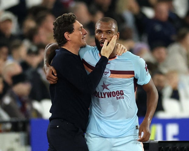 Torcedores do West Ham protestam durante a partida contra o Brentford.