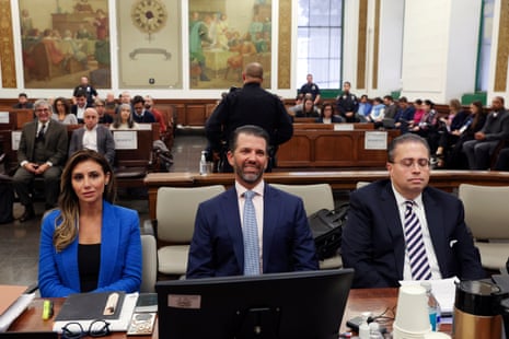 نجل الرئيس السابق دونالد ترامب والمدعى عليه المشارك، دونالد ترامب جونيور، في الوسط، والمحاميان ألينا هابا، على اليسار، وكليفورد روبرت يحضران محاكمة الاحتيال المدني لمنظمة ترامب، الخميس، 2 نوفمبر 2023، في المحكمة العليا في نيويورك في نيو. يورك.