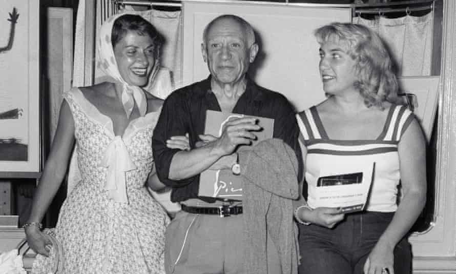 Pablo Picasso com sua filha Maya, à direita, e a atriz francesa Véra Clouzot na Exposição de Arte de Cannes de 1955.