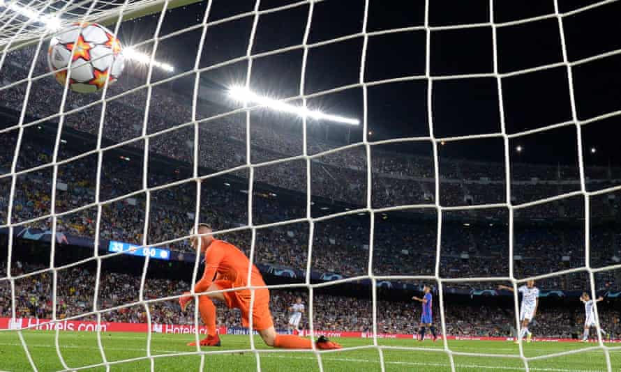 أصيب مارك أندريه دير ستيجن بتحويل من إريك جارسيا بينما أبرز توماس إم إلر باير.