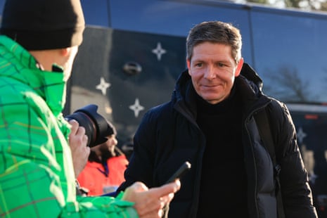Oliver Glasner and his team arrive at the stadium