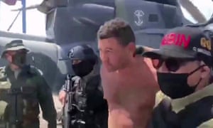 Suçlu askerlerinin Venezuela askerleri, Venezüella yetkililerinin bir paralı asker saldırısından sonra bir şüpheliyi helikopterden uzaklaştırdı.