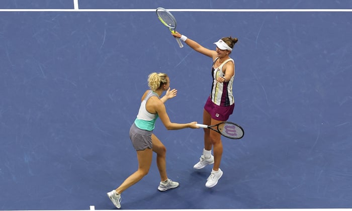 Barbora Krejcikova (right) and Katerina Siniakova celebrate their double victory in the women's category.