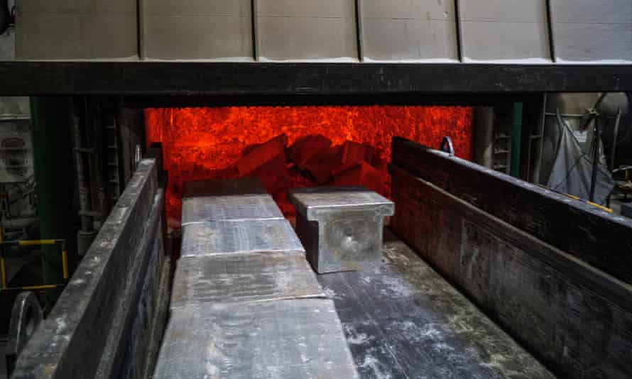 Australia’s largest aluminium smelter, Tomago Aluminium, is looking to source its energy supply from renewable sources. Energy analysts in Australia say it is increasingly likely aluminium manufacturers will transition to green energy contracts.