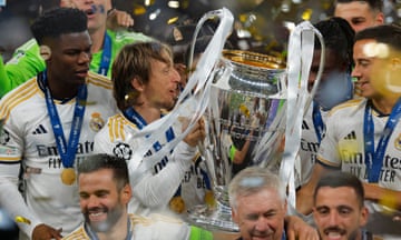 Luka Modric has his moment with the Champions League trophy. Only Modric, Dani Carvajal, Nacho Fernández, Toni Kroos and Paco Gento have won the European Cup six times.