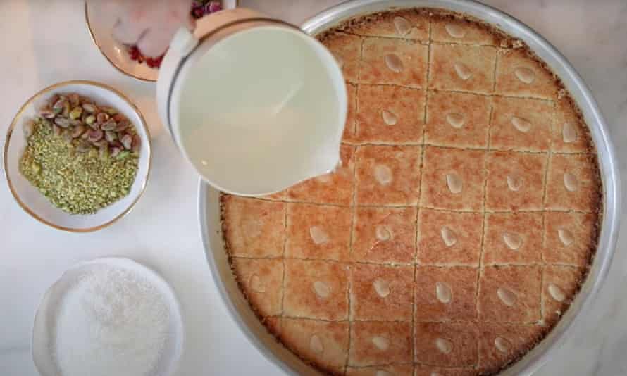 Verser du sirop sur le gâteau de semoule libanais de Mama G (Namoura)