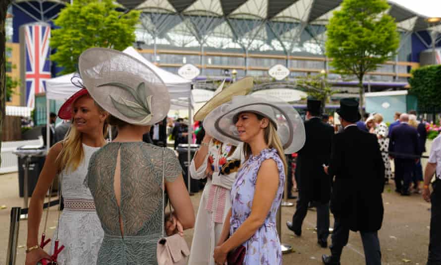 These racegoers are conformed runners.