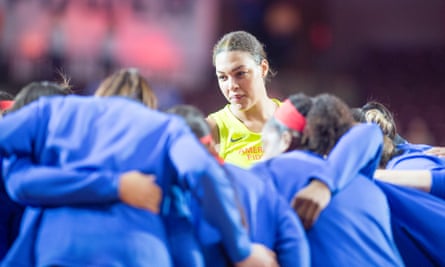 Liz Cambage Earns Devoted Us Fanbase After Season Of Points Freedom And Memes Wnba The Guardian