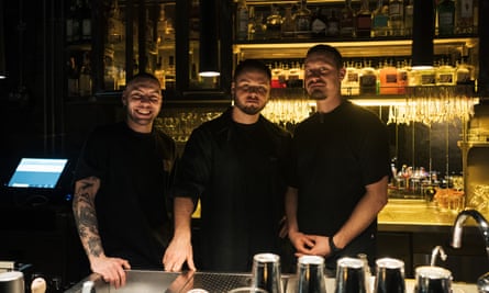 Volodymyr, Dmytro en Ihor van de Beatnik-bar worden gefotografeerd in de bar in Kiev.