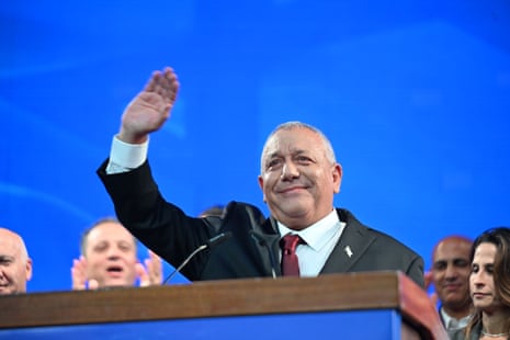 Gadi Eisenkot on stage waving at supporters.
