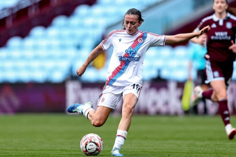 Abbie Larkin (19) scores for Palace.