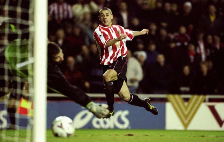 Kevin Phillips scores for Sunderland against Leeds in January 2000.