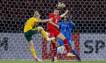 Rhiannon Roberts, du Pays de Galles, marque le premier but contre la Suisse lors du match éliminatoire de la Coupe du monde féminine