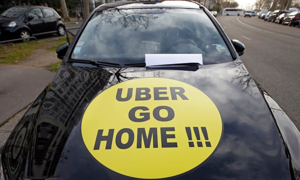 Un chauffeur de taxi Français en grève affiche le message « Uber rentre chez lui » sur sa voiture en janvier 2016