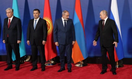 Vladimir Putin appears to comment on the gap between himself and Nikol Pashinyan during the ‘family’ photograph at the CSTO summit on Wednesday.