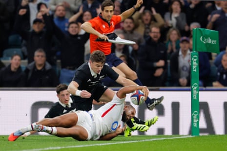 England Ollie Lawrence scores a try.