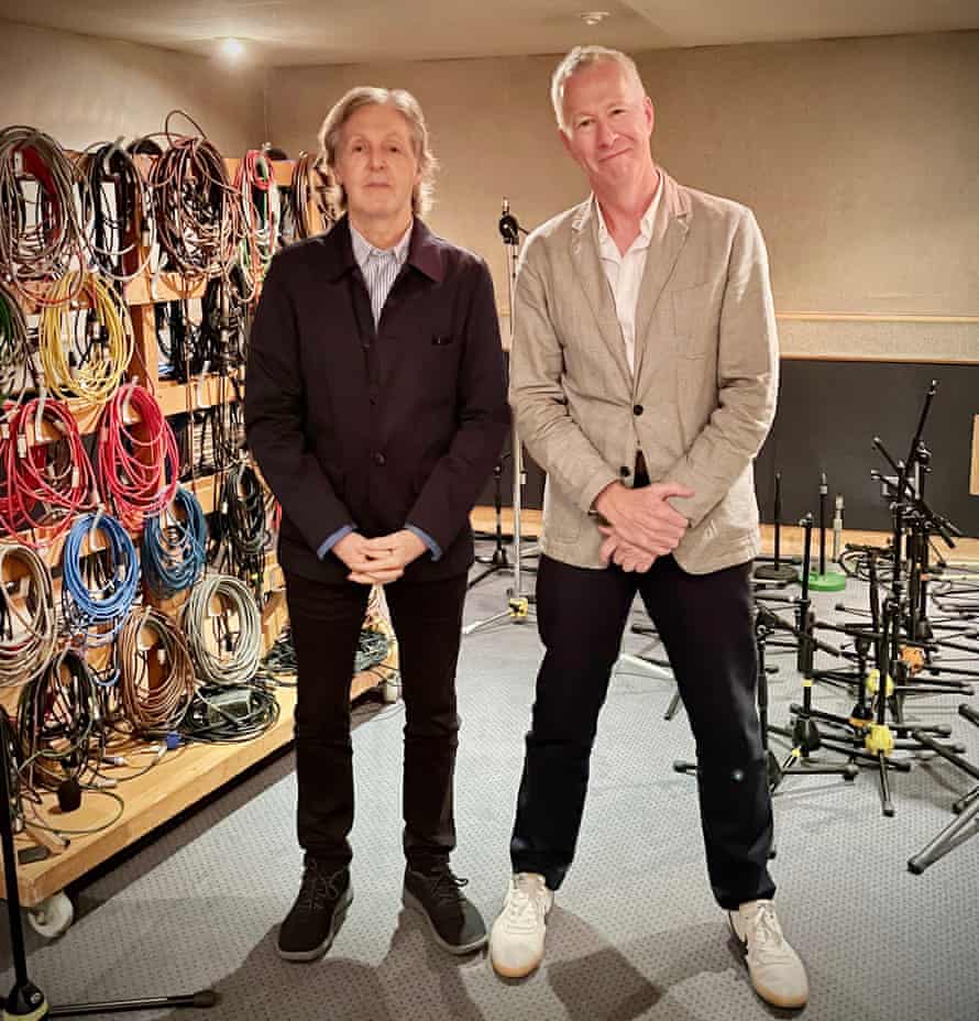 Paul McCartney dengan John Wilson, pewawancaranya untuk This Cultural Life di BBC Radio 4.