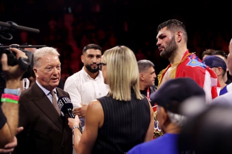Filip Hrgović (à direita) comemora com o promotor Frank Warren (à esquerda) após derrotar Moses Itauma para ganhar o título dos pesos pesados da IBF na O2 Arena em Londres no sábado.