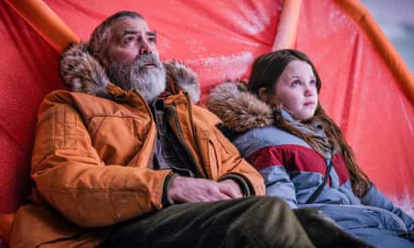 'Man sorgt sich um seine unmittelbare Familie und gleichzeitig um die ganze Erde': in The Midnight Sky mit Caoilinn Springall als Iris.