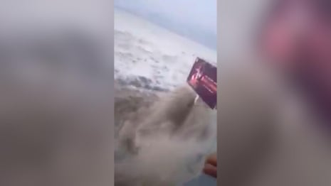 Massive wave hits Palu in Indonesia – video