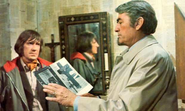 David Warner, a sinistra, con Gregory Peck in The Omen.