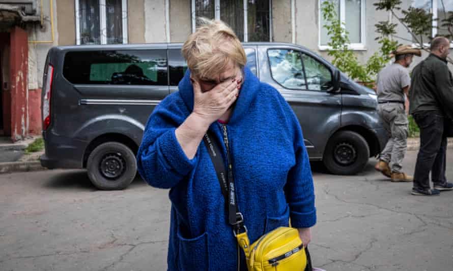 A woman crying in Druzhkivka after being evacuated from her home