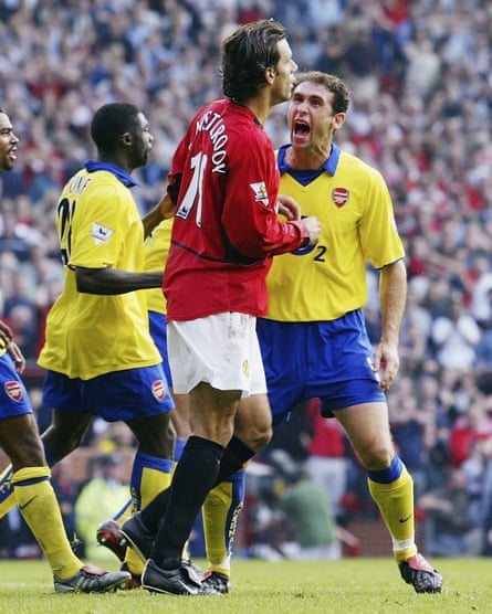 Martin Keown del Arsenal ataca a Ruud van Nistelrooy del Manchester United por fallar un penal durante un partido en septiembre de 2003.
