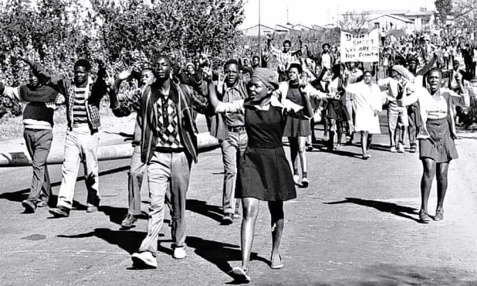elevii de liceu din Soweto la 16 iunie 1976.
