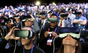 People try out Samsung Gear VR headsets, the kind used by gynecologist Ralph Anderson, at a technology conference.