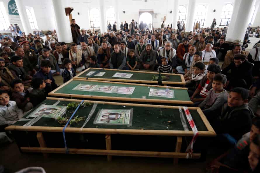 Os iemenitas se reúnem em torno dos caixões dos combatentes Houthi mortos em confrontos recentes com as forças governamentais apoiadas pelos sauditas, em Sana'a.