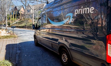 In the clip, an Amazon delivery person clad in the company’s signature vest saunters past several police cars with the package in hand.