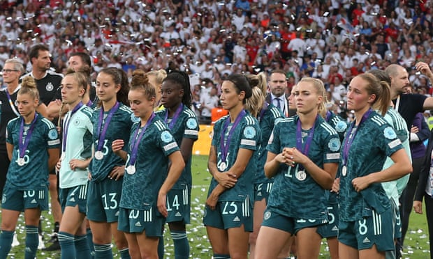 Las futbolistas merecen el mismo salario, dice la canciller alemana después de la Eurocopa 1 Alemania perdió ante Inglaterra en la final de 2022 en Wembley, pero logró su mayor éxito en un torneo importante desde 2015.