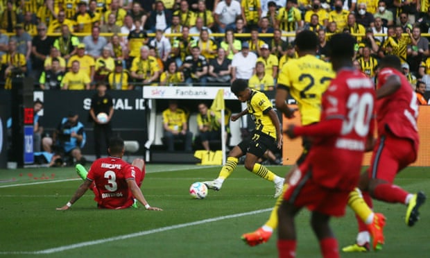 Karim Adeyemi (au centre) avait l'air brillant pour Dortmund avant de se blesser.