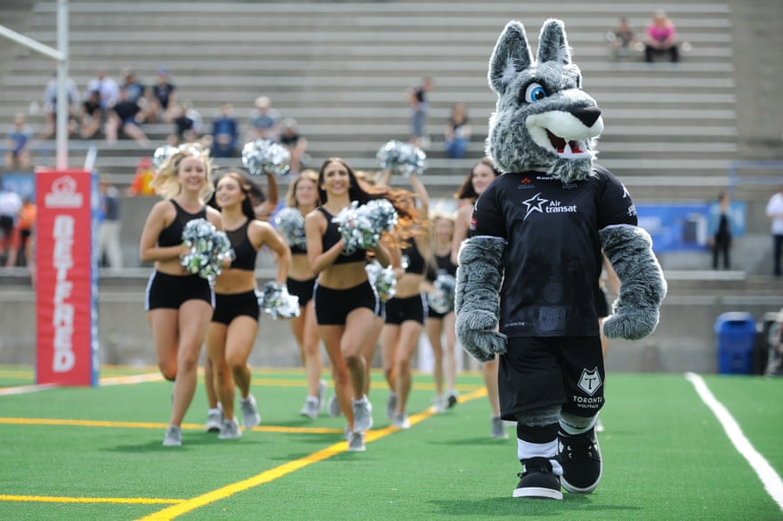 El logo del equipo de Toronto Wolfpack camina alrededor de la línea de banda en el Lampard Stadium antes del partido contra los London Broncos.